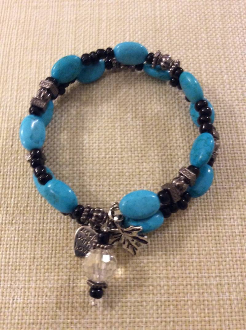 Blau Türkis Und Schwarze Perle Armband Mit Antik Silber Ton Akzente, Blatt, Herz Handgemachte Charms Blau Türkis Und Schwarze Perle Armband Mit Antik Silber Ton Akzente, Blatt, Herz Handgemachte Charms von All4Charlotte
