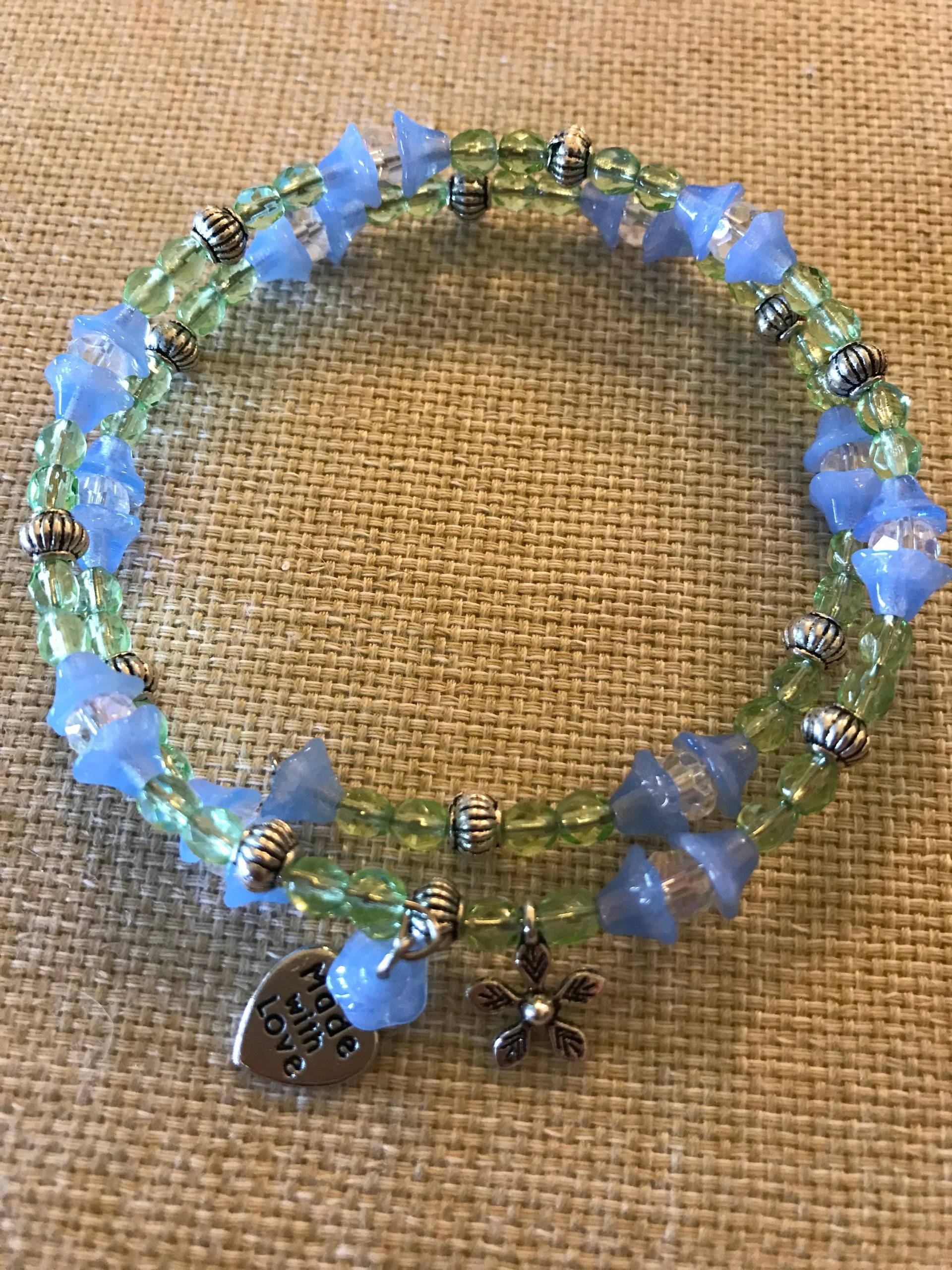 Blaue Glasblume, Grüner Kristall Und Silber Ton Akzent Perle Armband Mit Blume Charms Blaue Glasblume, Grüner Kristall Und Silber Ton Akzent Perle Armband Mit Blume Charms von All4Charlotte