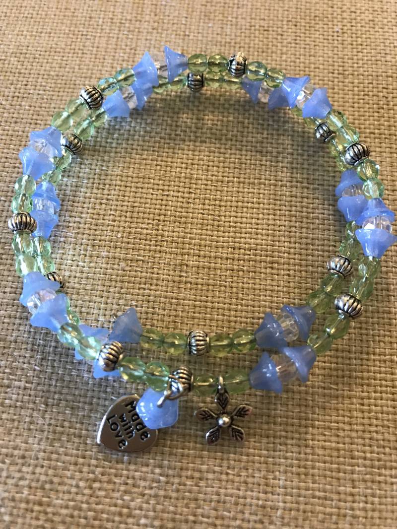 Blaue Glasblume, Grüner Kristall Und Silber Ton Akzent Perle Armband Mit Blume Charms Blaue Glasblume, Grüner Kristall Und Silber Ton Akzent Perle Armband Mit Blume Charms von All4Charlotte