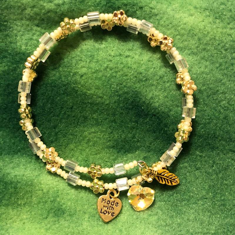 Funkelnde Kristallwürfel, Gold Ton Blumen Und Blass Gelbe Samen Perle Armband Mit Swarovski Herz Charme Funkelnde Kristallwürfel, Gold Ton Blumen Und Blass Gelbe Samen Perle Armband Mit Swarovski Herz Charme von All4Charlotte
