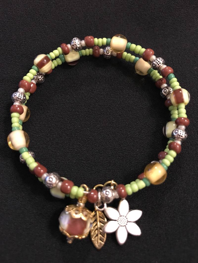 Gestreifte Lampwork, Grün & Silber Ton Perle Wickeln Armband Mit Blume, Feder Und Handgemachte Charms Gestreifte Lampwork, Grün & Silber Ton Perle Wickeln Armband Mit Blume, Feder Und Handgemachte Charms von All4Charlotte