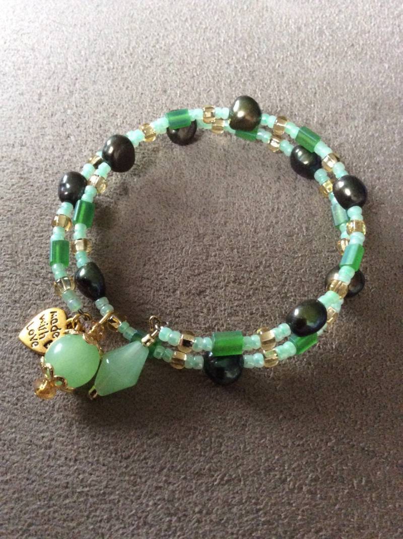 Grün Kultivierte Perle, Jade, Leichten Grünen Rocailles & Gold Ton Perlen Wickelarmband Mit Handgemachten Charms Grün Kultivierte Perle, Jade, Leichten Grünen Rocailles & Gold Ton Perlen Wickelarmband Mit Handgemachten Charms von All4Charlotte