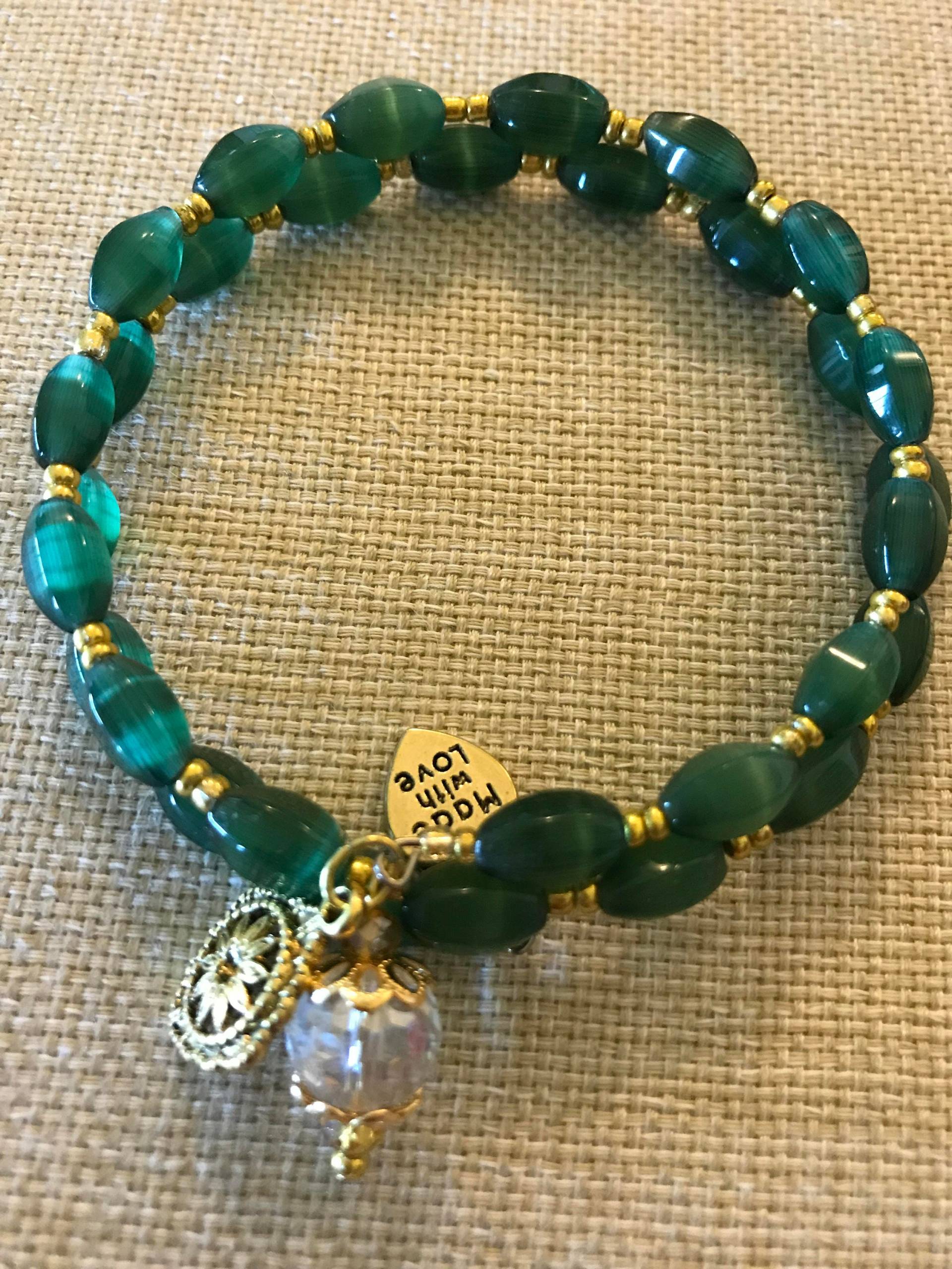 Grüne Jade Farbigeglas Und Gold Ton Glas Perle Armband Mit Handgefertigten Charms Grüne Jade Farbigeglas Und Gold Ton Glas Perle Armband Mit Handgefertigten Charms von All4Charlotte