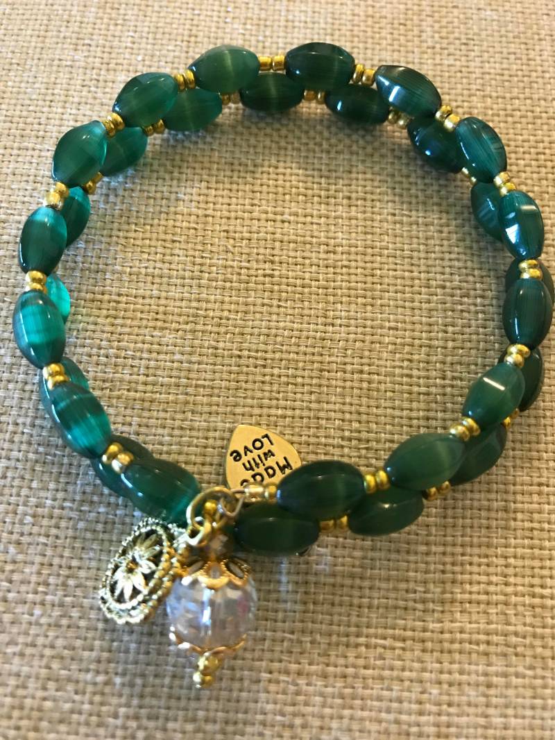 Grüne Jade Farbigeglas Und Gold Ton Glas Perle Armband Mit Handgefertigten Charms von All4Charlotte