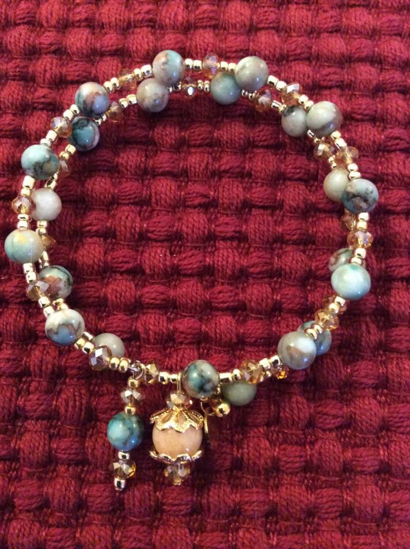 Grüner Marmor Perle, Gold Kristall Und Gold-Ton-Perlen-Armband Mit Handgemachten Charms Grüner Marmor Perle, Gold Kristall Und Gold-Ton-Perlen-Armband Mit Handgemachten Charms von All4Charlotte