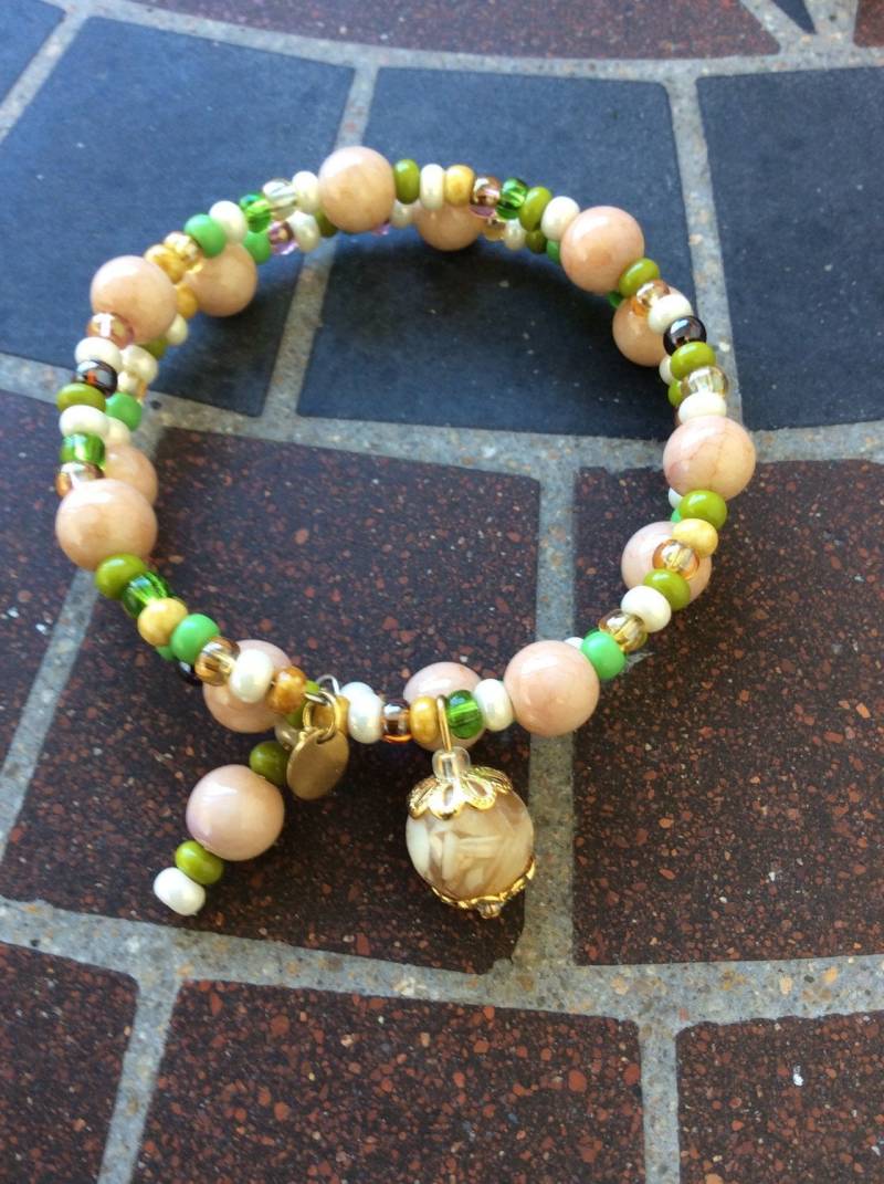 Grünes Glas Und Beige Marmor Perle Armband Mit Handgefertigten Charms Grünes Glas Und Beige Marmor Perle Armband Mit Handgefertigten Charms von All4Charlotte