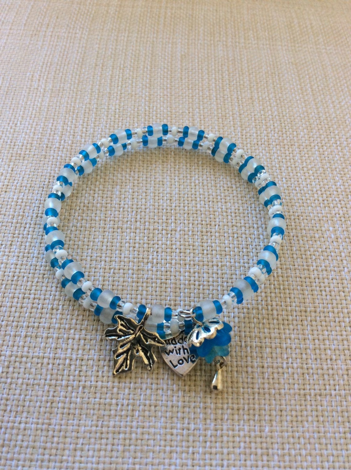 Hellgrau, Blau, Weiß Und Silber Perlenarmband Mit Blatt Handgemachten Charms Hellgrau, Blau, Weiß Und Silber Perlenarmband Mit Blatt Handgemachten Charms von All4Charlotte