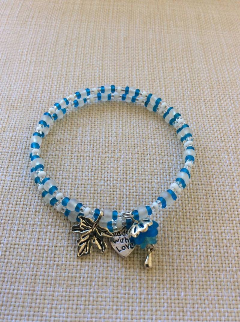 Hellgrau, Blau, Weiß Und Silber Perlenarmband Mit Blatt Handgemachten Charms Hellgrau, Blau, Weiß Und Silber Perlenarmband Mit Blatt Handgemachten Charms von All4Charlotte
