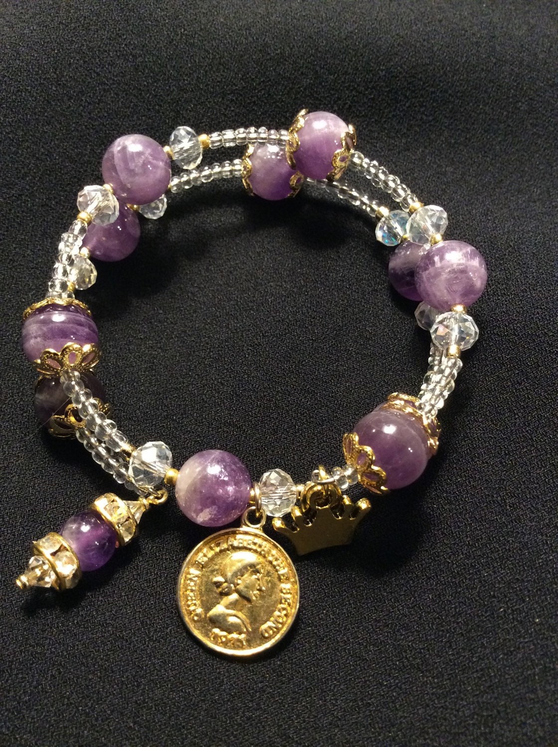 Lila Marmor Stil & Klar Swarovski Perle Wickeln Armband Mit Gold Ton Akzente, Münze, Krone Und Handgemachte Charms Lila Marmor Stil & Klar Swarovski Perle Wickeln Armband Mit Gold Ton Akzente, Münze, Krone Und Handgemachte Charms von All4Charlotte