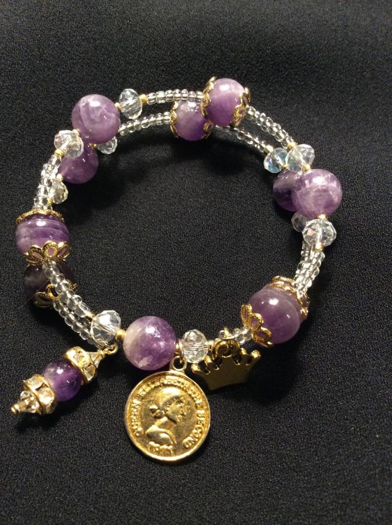 Lila Marmor Stil & Klar Swarovski Perle Wickeln Armband Mit Gold Ton Akzente, Münze, Krone Und Handgemachte Charms Lila Marmor Stil & Klar Swarovski Perle Wickeln Armband Mit Gold Ton Akzente, Münze, Krone Und Handgemachte Charms von All4Charlotte