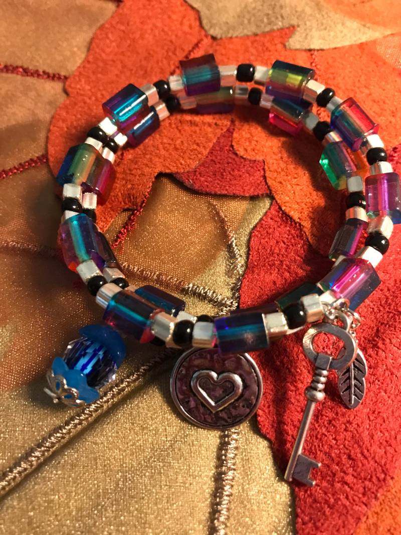 Regenbogen-Würfel Und Schwarze Glasperlen Armband Mit Herz-Charme Regenbogen-Würfel Und Schwarze Glasperlen Armband Mit Herz-Charme von All4Charlotte
