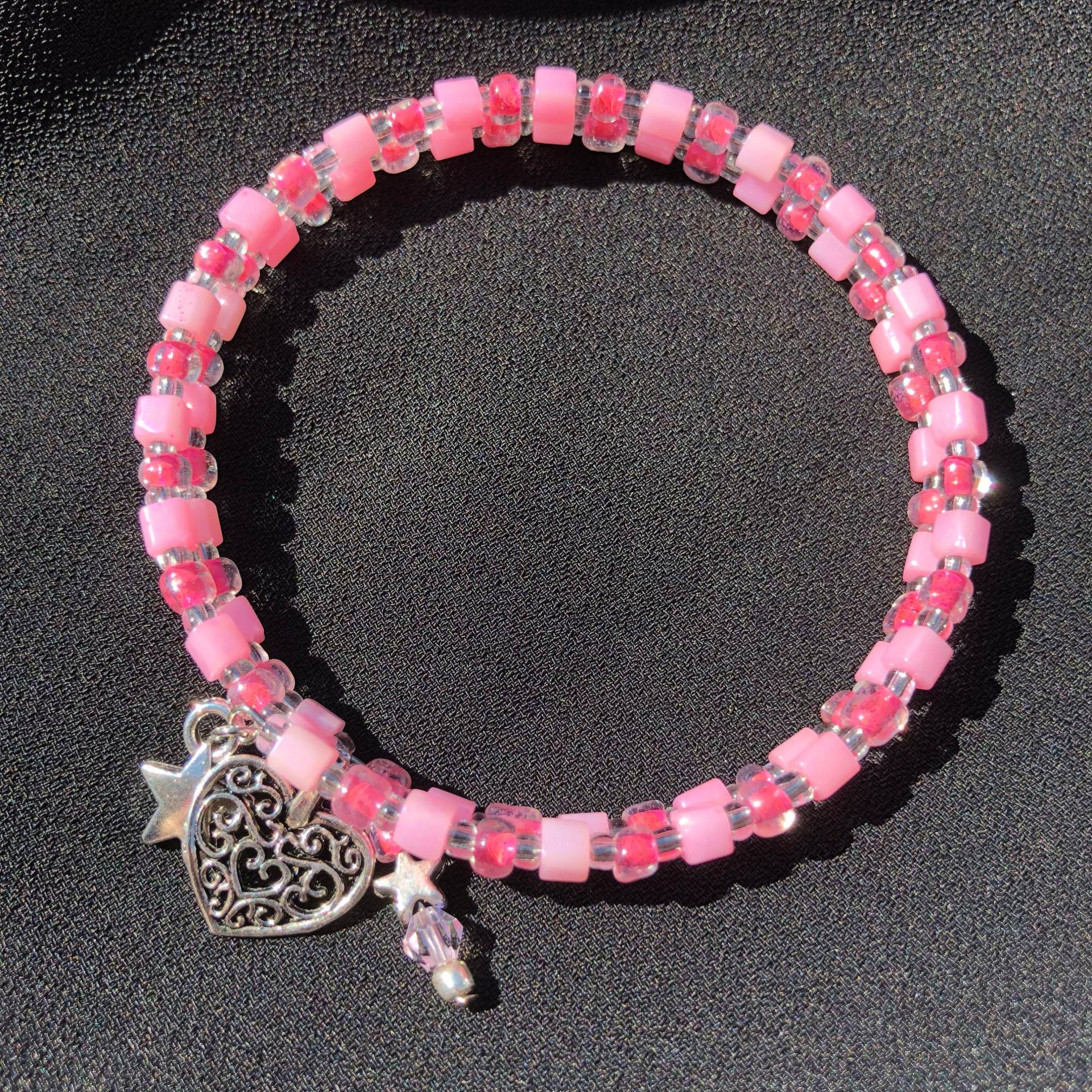 Rosa Irisierender Würfel Und Rosa/Klares Perlenarmband Mit Filigranem Herz Einem Handgemachten Stern Charm Rosa Irisierender Würfel Und Rosa/Klares Perlenarmband Mit Filigranem Herz Einem Handgemachten Stern Charm von All4Charlotte