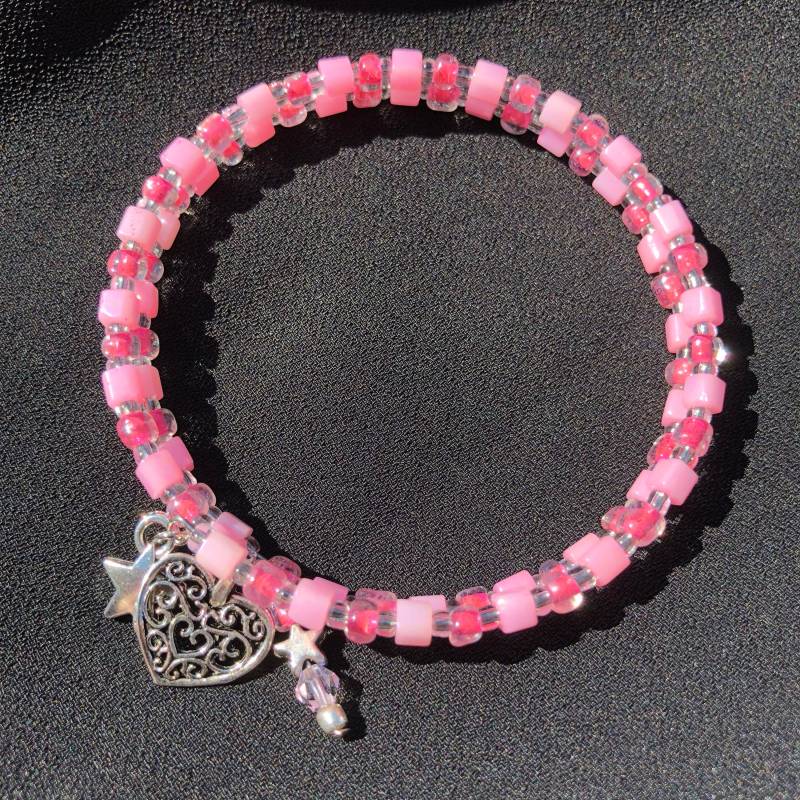 Rosa Irisierender Würfel Und Rosa/Klares Perlenarmband Mit Filigranem Herz Einem Handgemachten Stern Charm Rosa Irisierender Würfel Und Rosa/Klares Perlenarmband Mit Filigranem Herz Einem Handgemachten Stern Charm von All4Charlotte