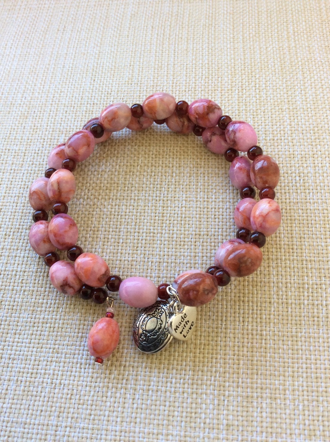 Rosa Marmor Wickelarmband Mit Silberfarbenen Medaillon Und Handgemachte Charme Rosa Marmor Wickelarmband Mit Silberfarbenen Medaillon Und Handgemachte Charme von All4Charlotte