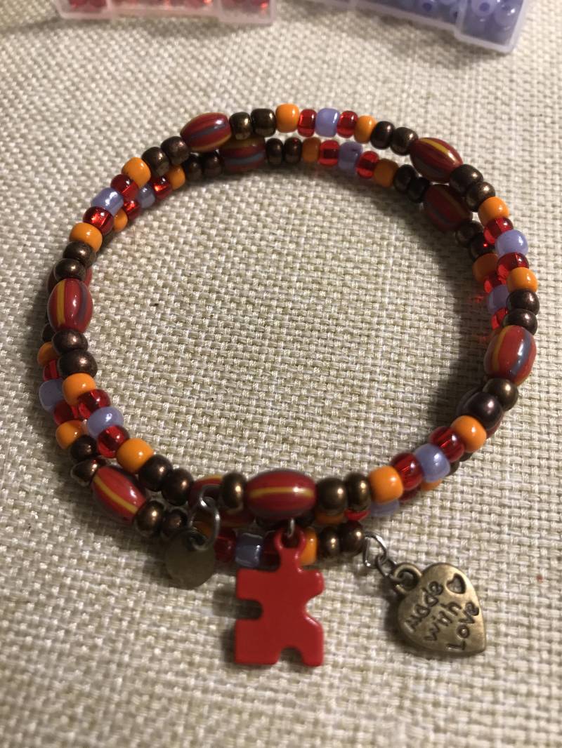 Roten Und Bunten Glas-Perlen-Armband Mit Roten Puzzle Stück Charme von All4Charlotte