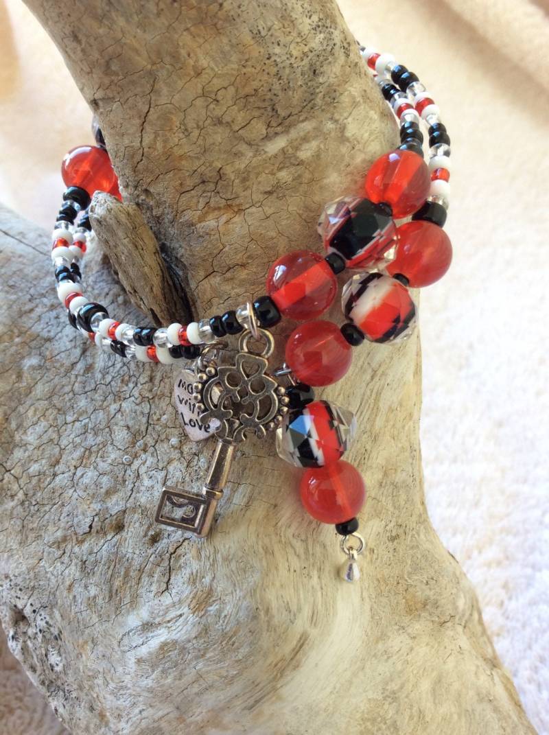 Schwarz, Rot Und Weiß Perle Wickelarmband Mit Schlüssel Handgefertigte Kristall Anhänger Schwarz, Rot Und Weiß Perle Wickelarmband Mit Schlüssel Handgefertigte Kristall Anhänger von All4Charlotte