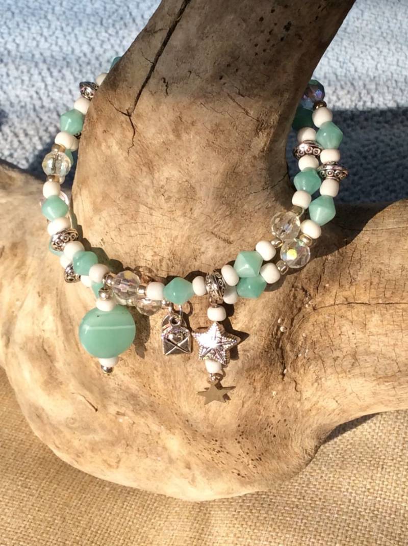 Seafoam Grün Marmor Und Weiß Glas Perle Armband Mit Schillernden Kristall Silber Ton Akzente, Stern Handgemachte Charms Seafoam Grün Marmor Und Weiß Glas Perle Armband Mit Schillernden Kristall Silber Ton Akzente, Stern Handgemachte Charms von All4Charlotte