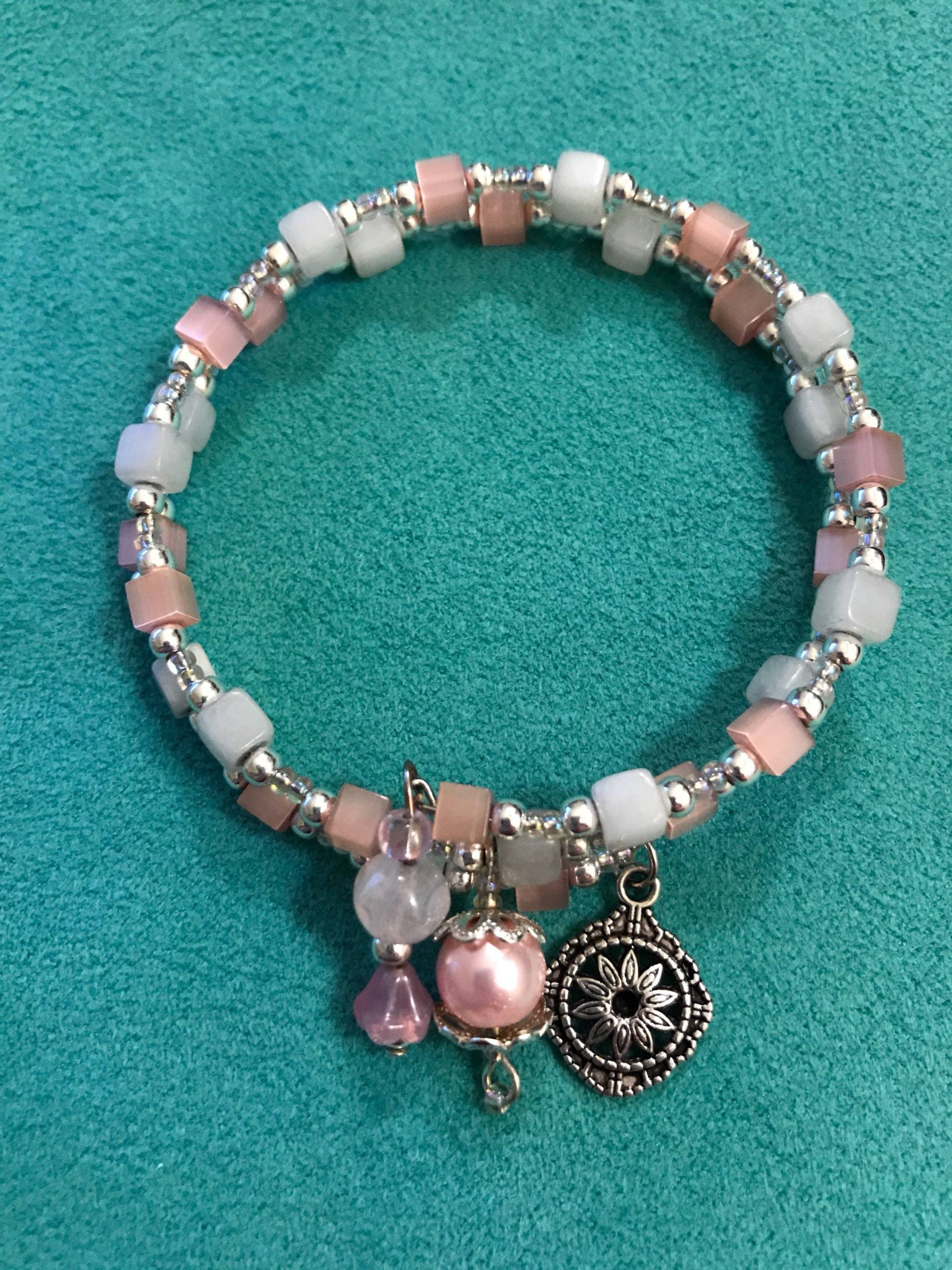 Silber Ton, Rosa Und White Cube Perle Wickeln Armband Mit Ton Blume Zwei Handgefertigte Charms Silber Ton, Rosa Und White Cube Perle Wickeln Armband Mit Ton Blume Zwei Handgefertigte Charms von All4Charlotte