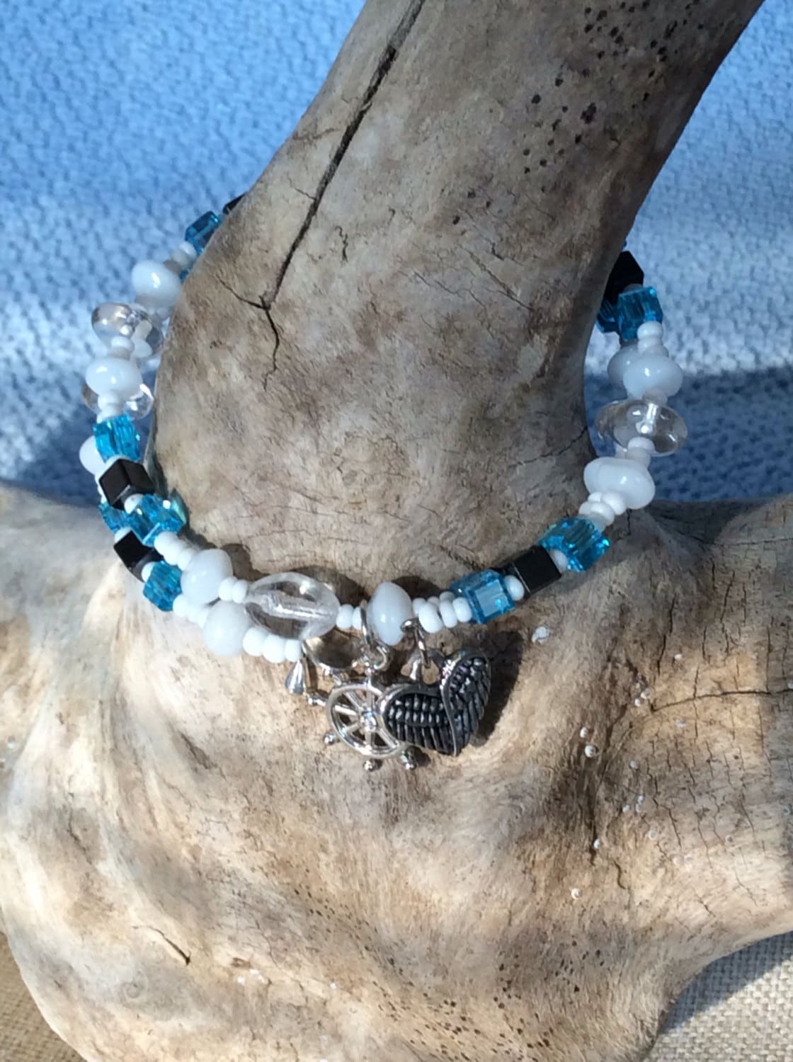 Weiß, Aquamarin Farbige Swarovski Würfel, Klar Und Schwarz Würfel Perle Wickeln Armband Mit Schiff Rad Herz Geformt Flügel Charms Weiß, Aquamarin Farbige Swarovski Würfel, Klar Und Schwarz Würfel Perle Wickeln Armband Mit Schiff Rad Herz Geformt Flügel Charms von All4Charlotte