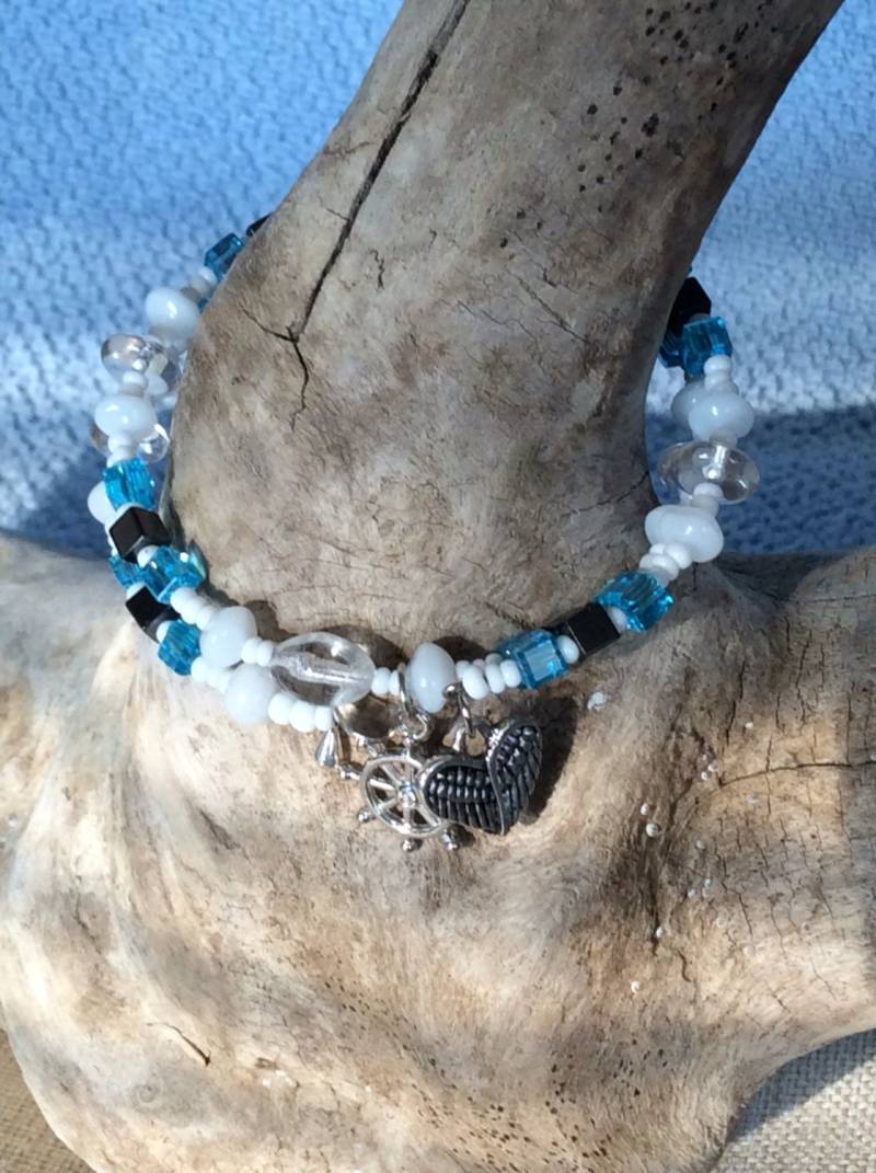 Weiß, Aquamarin Farbige Swarovski Würfel, Klar Und Schwarz Würfel Perle Wickeln Armband Mit Schiff Rad Herz Geformt Flügel Charms Weiß, Aquamarin Farbige Swarovski Würfel, Klar Und Schwarz Würfel Perle Wickeln Armband Mit Schiff Rad Herz Geformt Flügel Charms von All4Charlotte