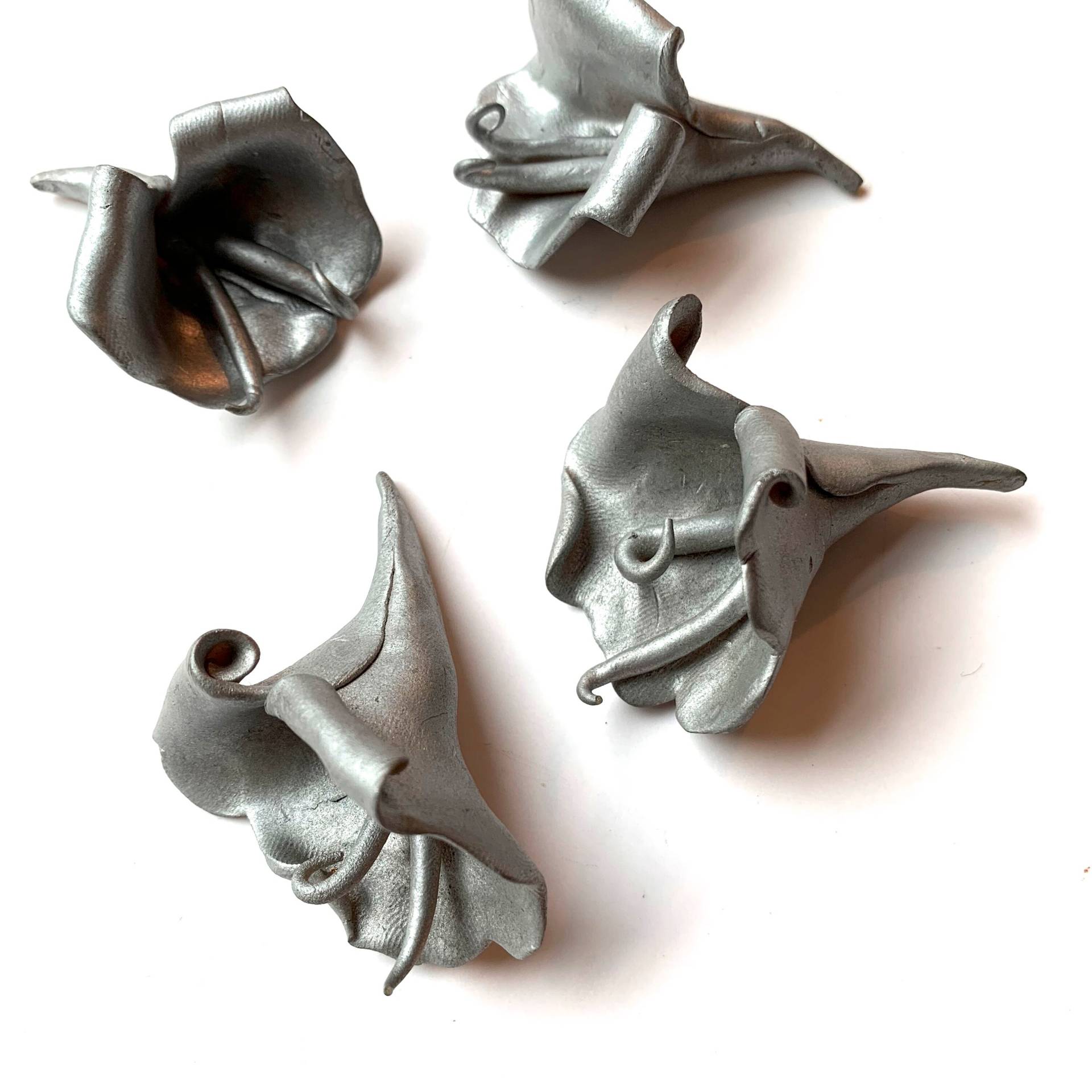 2 Kleine Silber Metallic Blumen/Vintage Hand Gemeißelte Blumen Für Diy-Schmuck, Kunst, Hutmacher, Geschenkverpackungen, Wohnkultur - Tlg von AllAccessArt