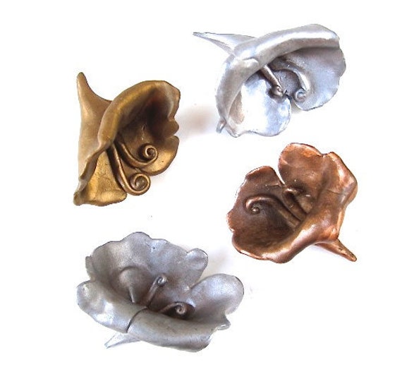 2 Kupfer, Silber Oder Gold "Sculpey' Metallic Blumen/Gemeißelte Blume Brosche Für Diy Schmuck, Kunst, Hutmacher, Geschenke, Wohnkultur von AllAccessArt