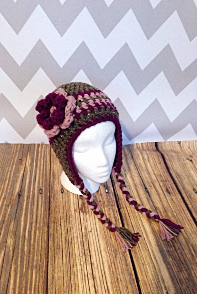 Gehäkelte Baby Mädchen Mütze Mit Ohrenklappen Gestreifte Wintermütze, Fotorequisite von AllBabyBoutique