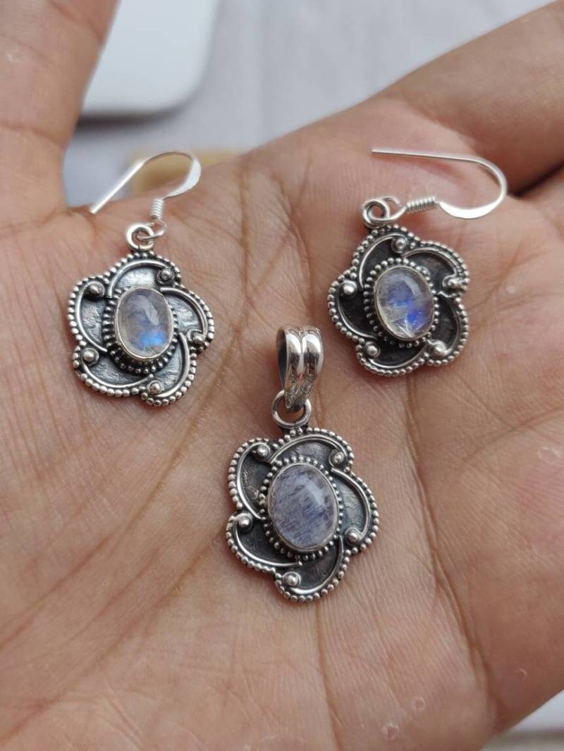 Geschnitzte Sterling Silber Mondstein 925 Anhänger Und Ohrringe Set von AllBeadsWorldShop