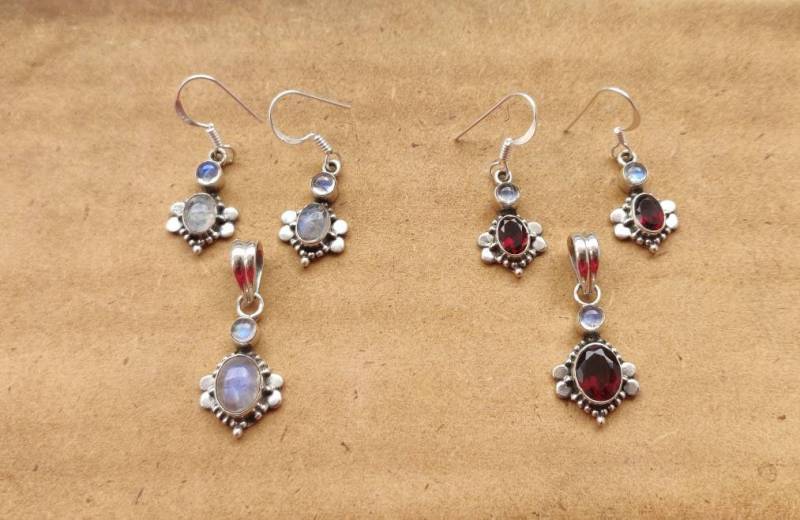 Granat & Regenbogen Mondstein 925 Sterling Silber Anhänger Ohrringe Set von AllBeadsWorldShop