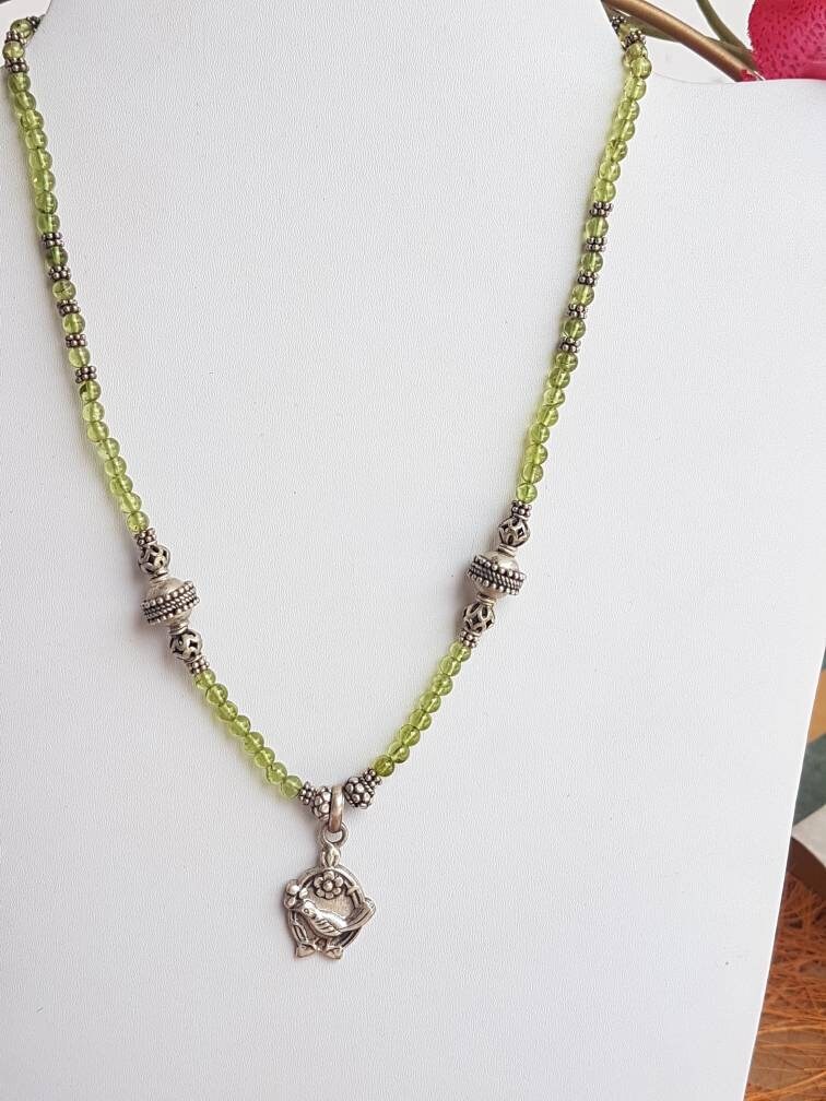 Handgefertigte Silberkette Mit 925Er Peridot Vogel in Bali von AllBeadsWorldShop