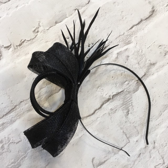 Schwarzer Sinamay Fascinator, Kleiner Hochzeitskopfschmuck Schwarzer Sinamay Fascinator, Kleiner Hochzeitskopfschmuck von AllDunnUp