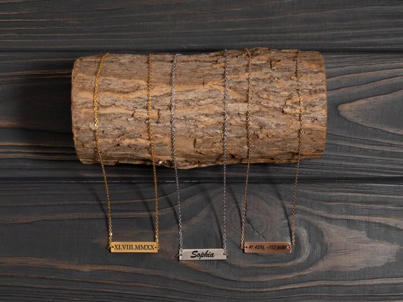 Personalisieren Sie Ihre Gravierte Bar Halskette, Individuelle Benutzerdefinierte Gravierte Bar, Gold Gravierter Anhänger von AllEngraved