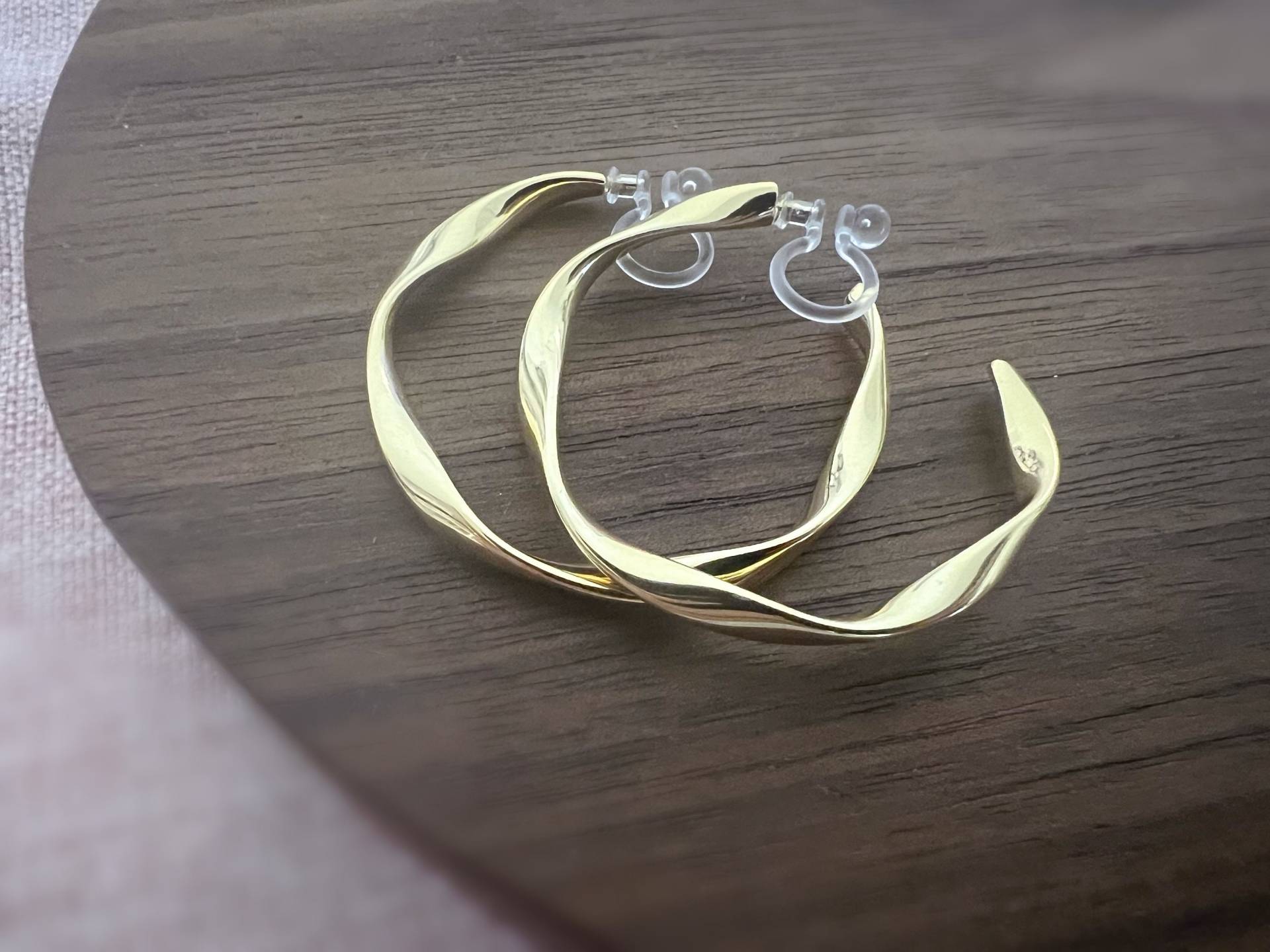 Gedrehte Creolenringe, 30 Mm, Unsichtbare Clips, Silber-/Goldfarbene Creolen-Ohrclips. Nicht Durchstochene Ohren, 3 cm Gedrehte Creolenringe, 30 Mm, Unsichtbare Clips, Silber-/Goldfarbene Creolen-Ohrclips. Nicht Durchstochene Ohren, 3 cm von AllMyLadies