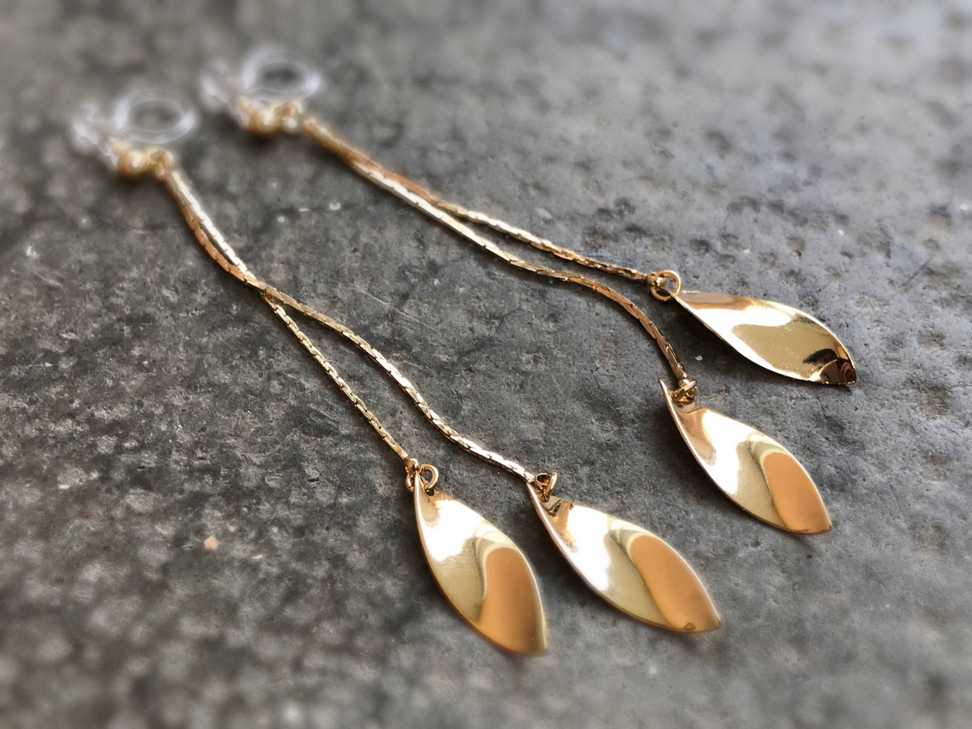 Lange, Unsichtbare Ohrclips Mit Blattgoldquaste, 18 Karat Vergoldet. Schmuck Für Jeden Tag Lange, Unsichtbare Ohrclips Mit Blattgoldquaste, 18 Karat Vergoldet. Schmuck Für Jeden Tag von AllMyLadies