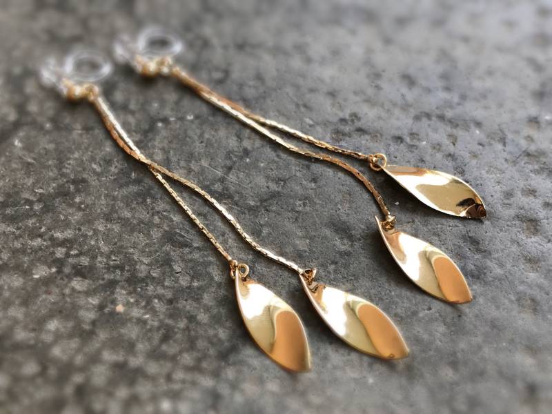 Lange, Unsichtbare Ohrclips Mit Blattgoldquaste, 18 Karat Vergoldet. Schmuck Für Jeden Tag Lange, Unsichtbare Ohrclips Mit Blattgoldquaste, 18 Karat Vergoldet. Schmuck Für Jeden Tag von AllMyLadies