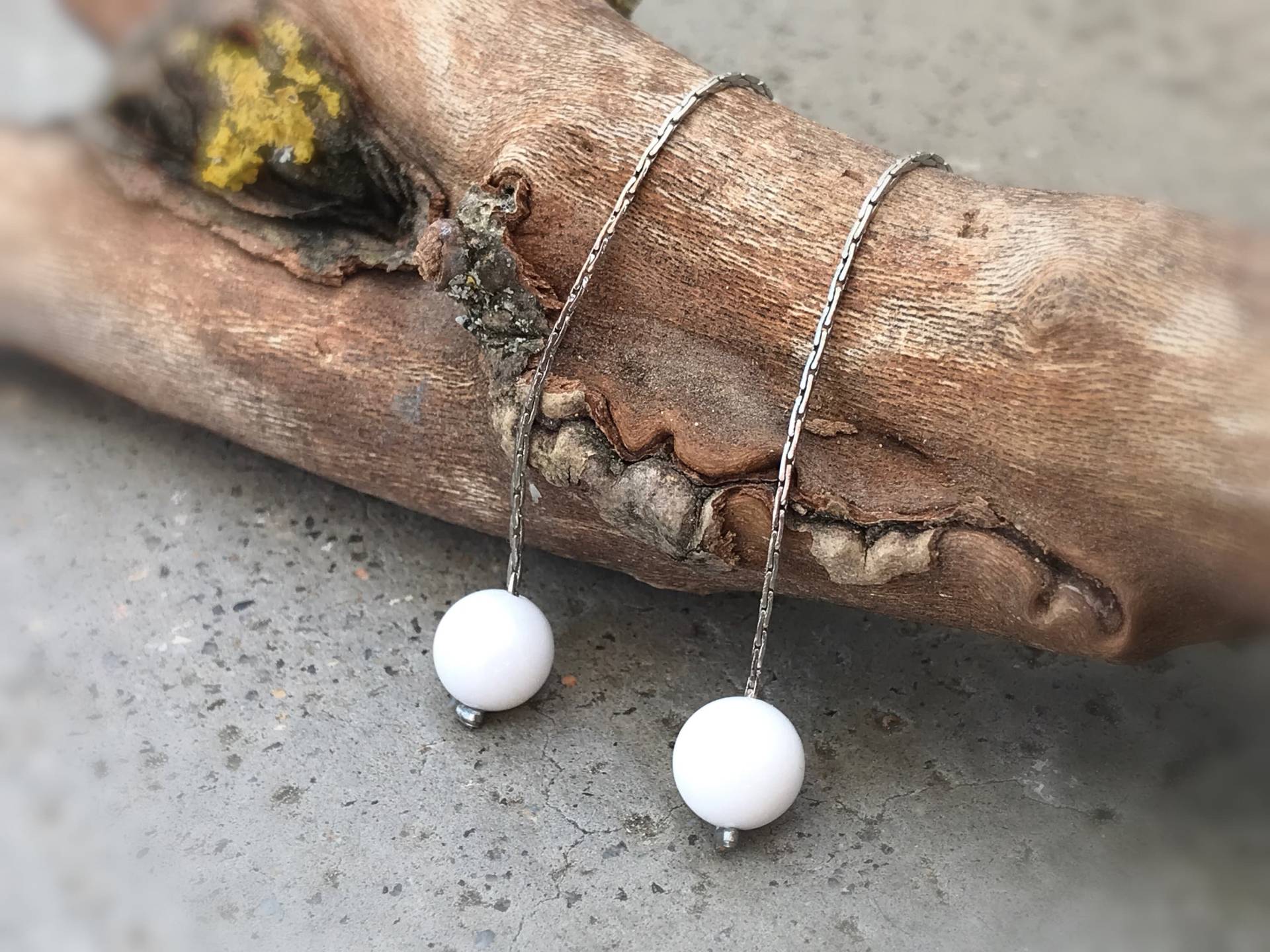 Lange Unsichtbare Clips-Ohrringe, Silberweiße Tridacna-Perlen. Diskrete Clips. Schlichter Schmuck Für Jeden Tag Lange Unsichtbare Clips-Ohrringe, Silberweiße Tridacna-Perlen. Diskrete Clips. Schlichter Schmuck Für Jeden Tag von AllMyLadies