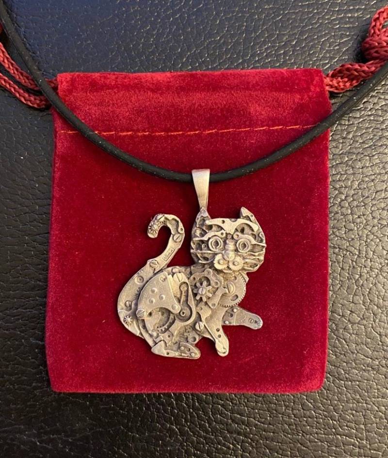Silberne Uhrenteile Kitty Anhänger von AllNaturalArts