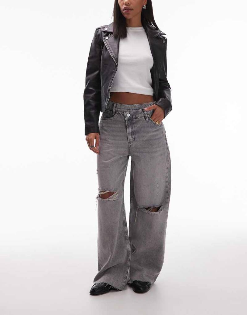 AllSaints - Aki - Denim-Jeans in verwaschenem Mittelgrau mit weitem Bein und überkreuztem Bund von AllSaints