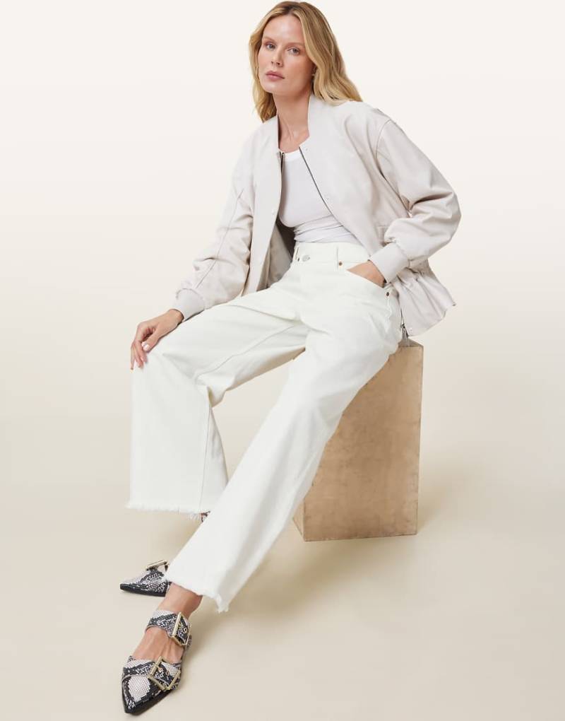 AllSaints - Aki - Jeans in Kreideweiß mit überkreuztem Design von AllSaints