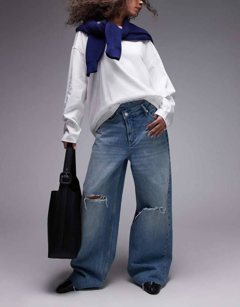 AllSaints - Aki - Jeans in heller Waschung mit überkreuztem Bund-Blau von AllSaints