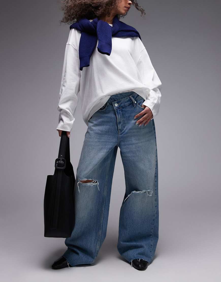 AllSaints - Aki - Jeans in heller Waschung mit überkreuztem Bund-Blau von AllSaints