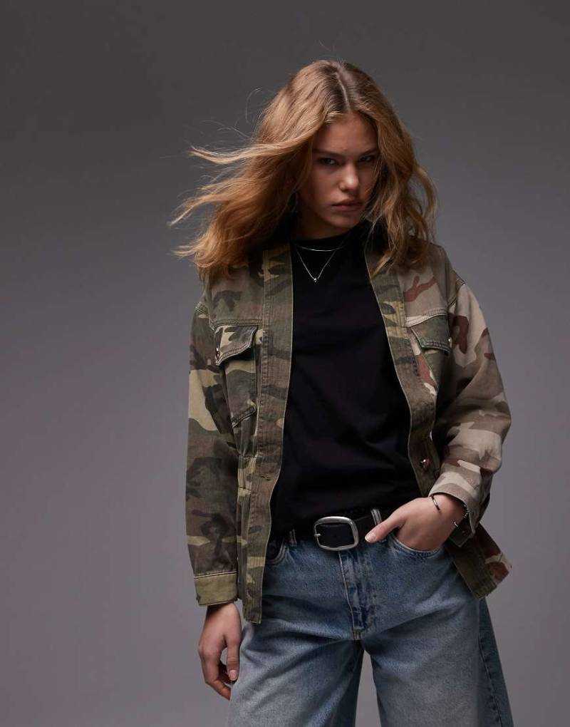 AllSaints - Amelia - Jacke in Grün mit Military-Muster von AllSaints