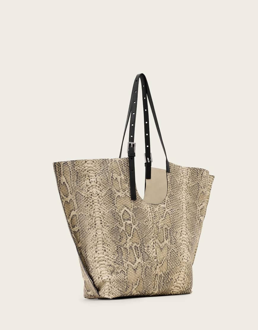AllSaints - Ara E/W - Tragetasche in Wüstenweiß und Schlangenprint von AllSaints