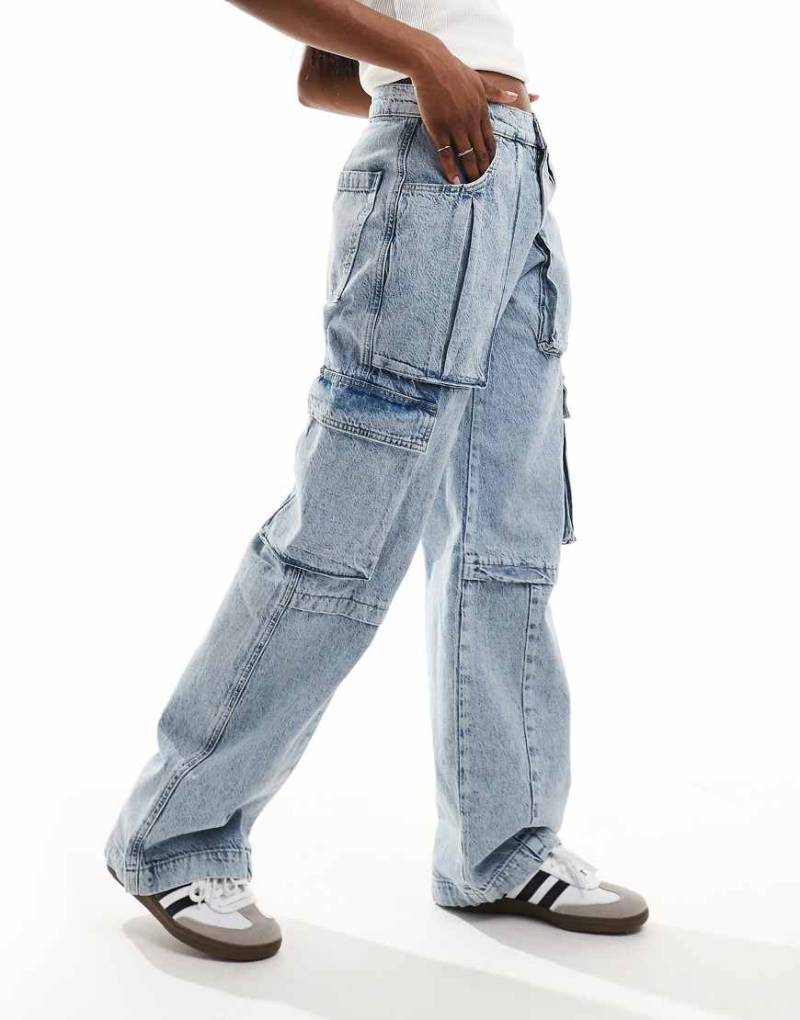 AllSaints - Echo - Weit geschnittene Cargo-Jeans in hellem Indigoblau von AllSaints