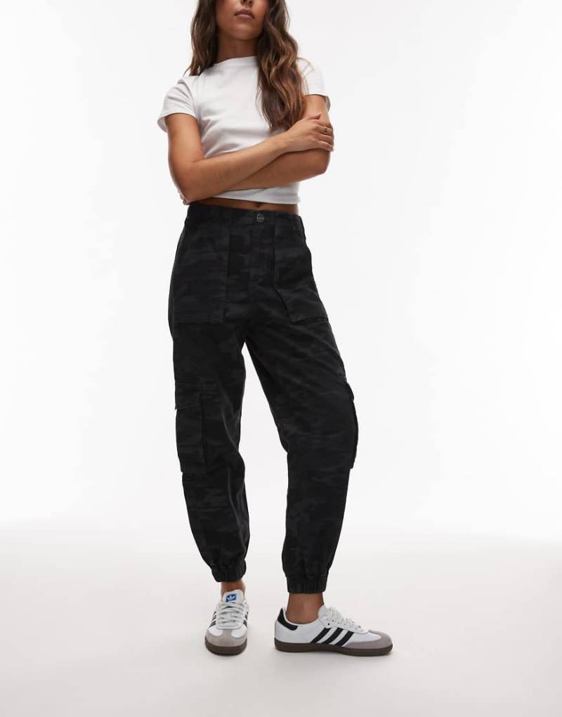 AllSaints - Freda - Denim-Jeans in Schwarz mit Military-Muster-Blau von AllSaints