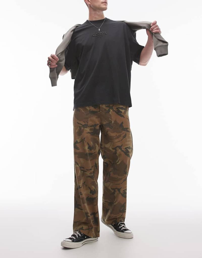 AllSaints - Gasper - Hose mit Military-Muster und lockerem, geradem Schnitt-Braun von AllSaints