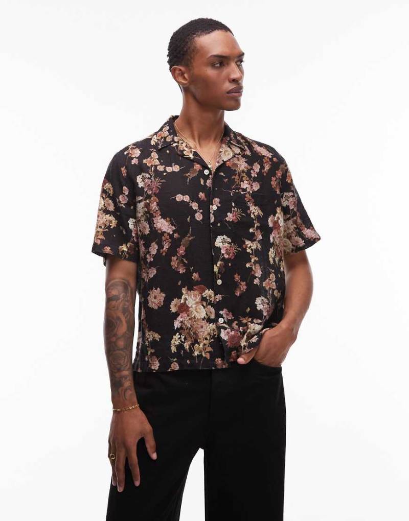 AllSaints - Kurzärmliges Hemd in Schwarz mit Blumenmuster von AllSaints