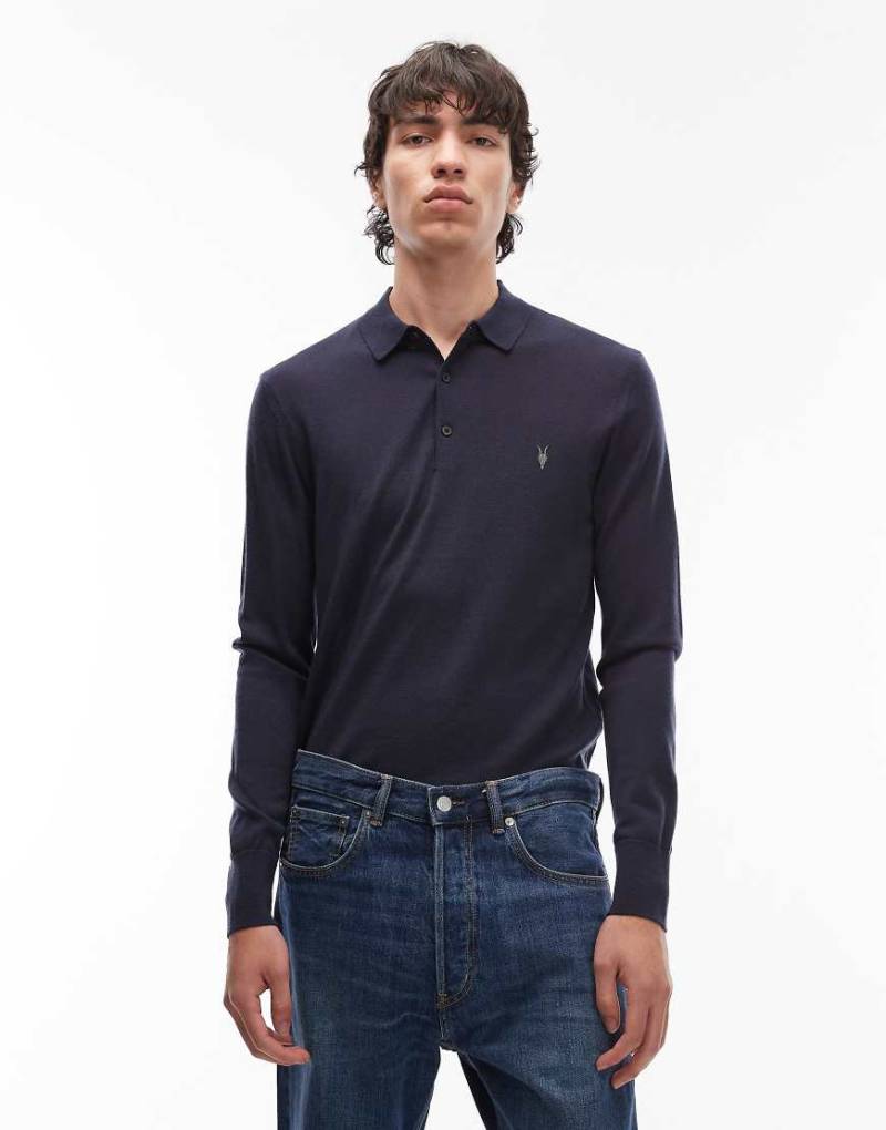 AllSaints - Langärmliges Strick-Polohemd mit Merinowolle in Blau mit Logo-Schwarz AllSaints - Langärmliges Strick-Polohemd mit Merinowolle in Blau mit Logo-Schwarz von AllSaints
