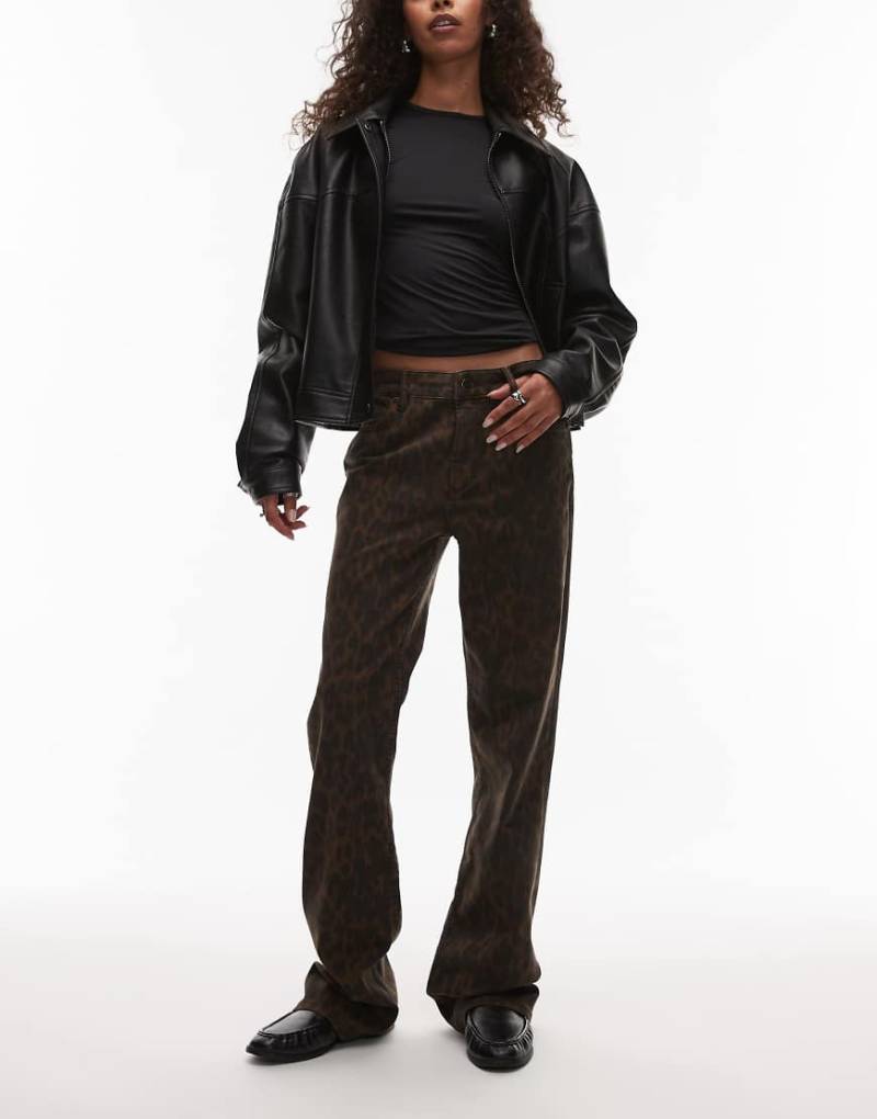 AllSaints - Haldan - Schmale Bootcut-Jeans mit Leopardenmuster in Braun und Schwarz-Brown von AllSaints