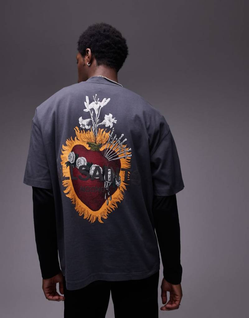 AllSaints - Heartfelt - T-Shirt in verwaschenem Schwarz mit Print am Rücken von AllSaints